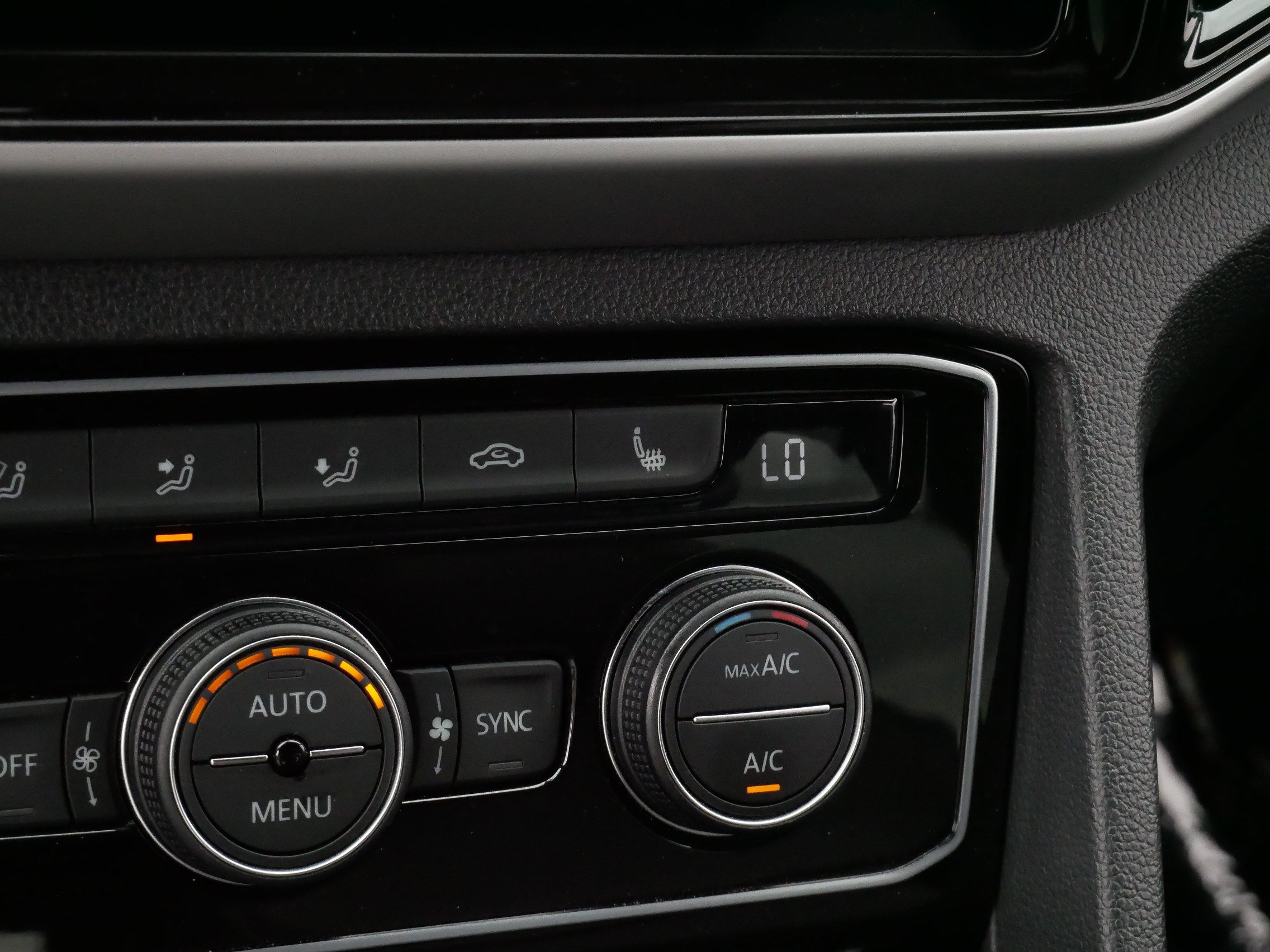 Certified 2023 Volkswagen Atlas Cross Sport SEL AWD/4WD image 30