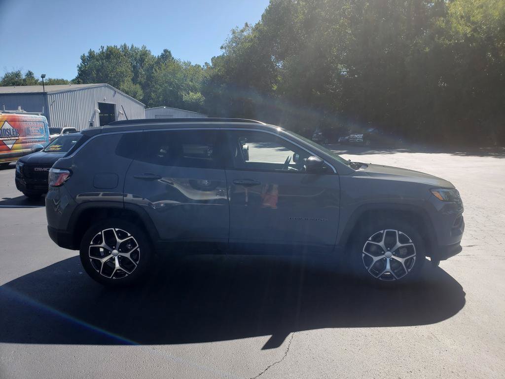 Used 2024 Jeep Compass Latitude AWD/4WD image 4