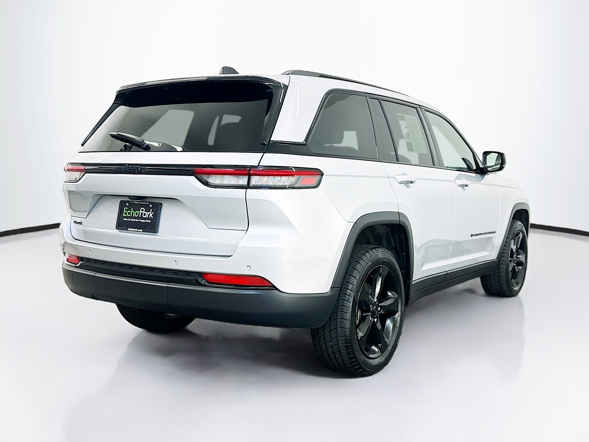Used 2024 Jeep Grand Cherokee Altitude AWD/4WD image 9