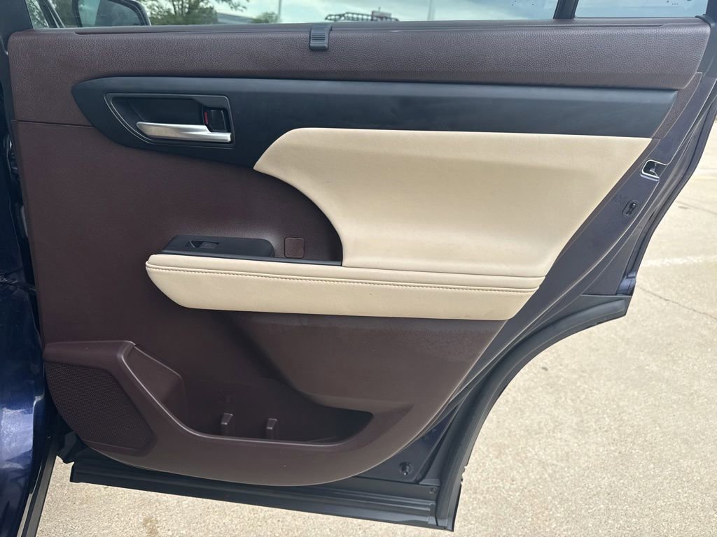Used 2020 Toyota Highlander XLE AWD/4WD image 18