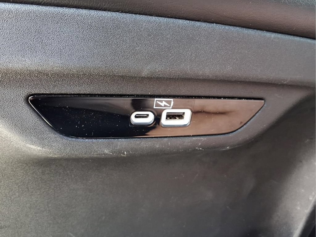 Used 2024 Chrysler Pacifica Limited FWD image 21