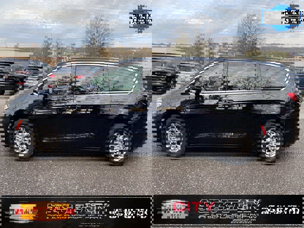 Used 2024 Chrysler Pacifica Touring-L image 8