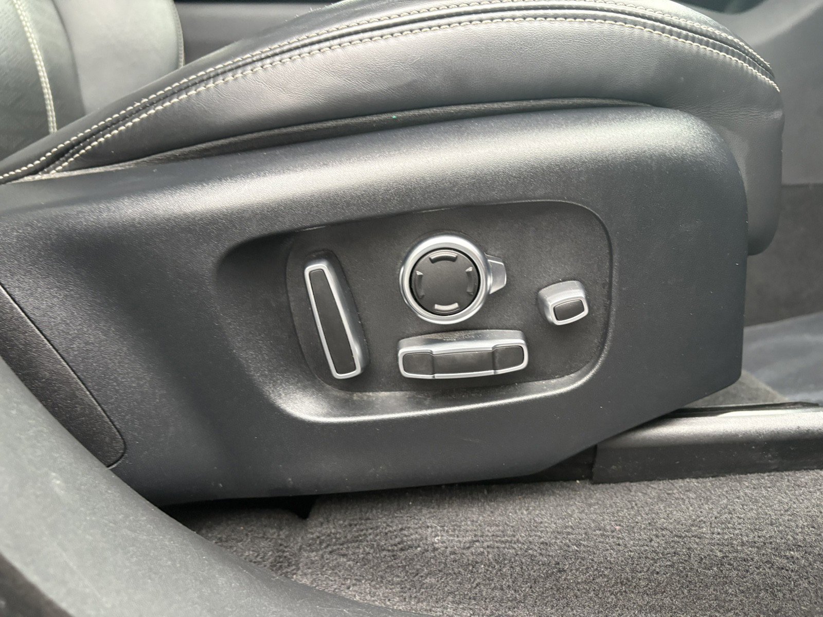 Used 2018 Land Rover Range Rover Velar R-Dynamic HSE image 22