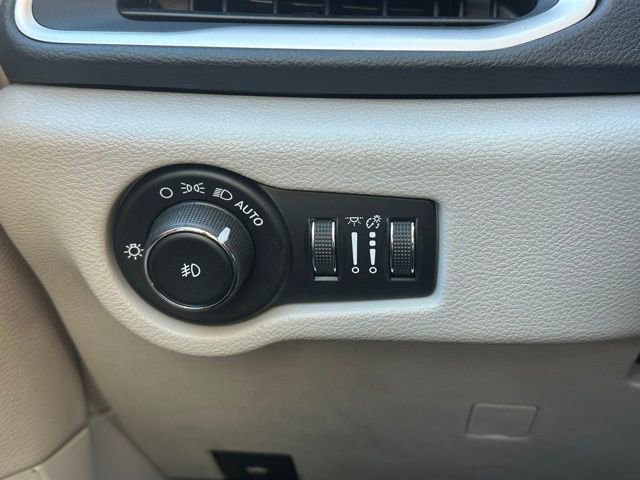 Used 2019 Chrysler Pacifica Touring-L image 18