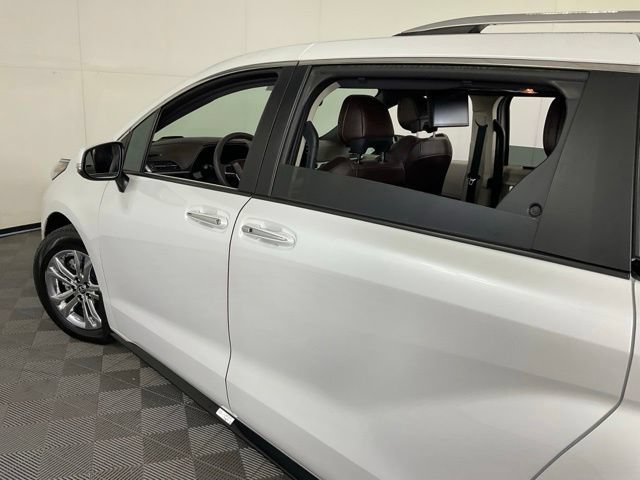 Used 2023 Toyota Sienna Platinum AWD/4WD image 37