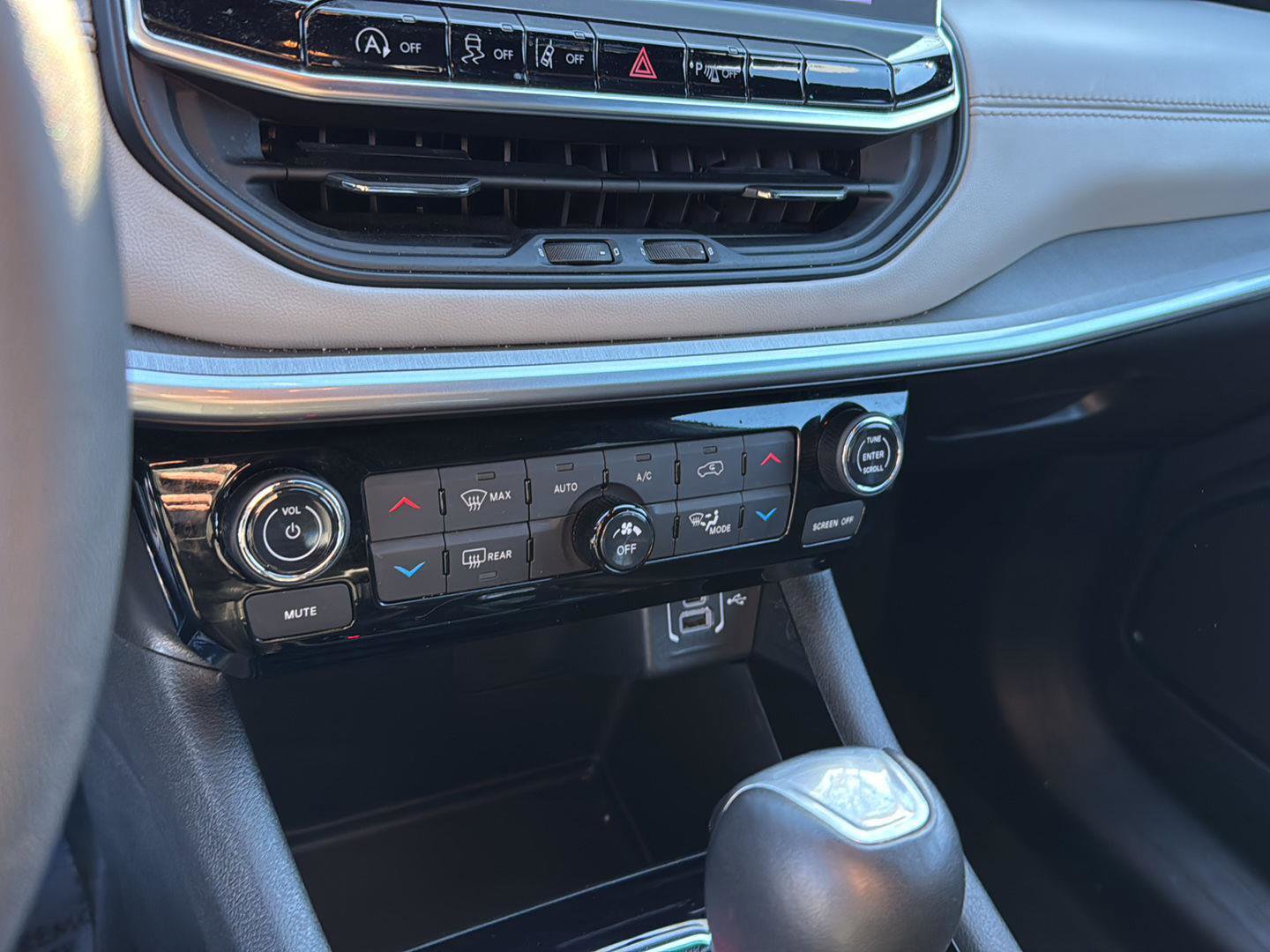 Used 2025 Jeep Compass Limited image 23