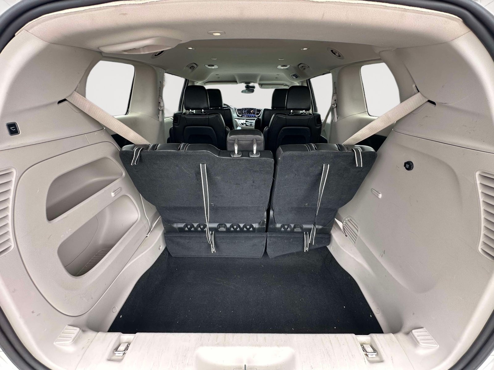 Used 2023 Chrysler Pacifica Touring-L FWD image 27