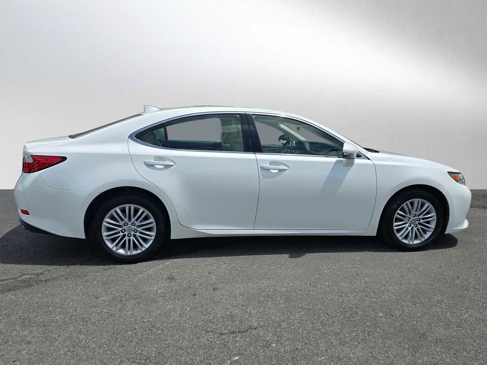 Used 2015 Lexus ES 350 w/ Luxury Package FWD image 2