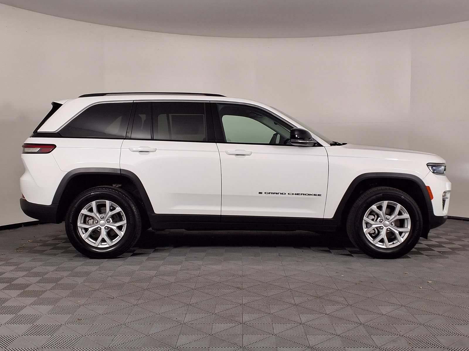 Used 2024 Jeep Grand Cherokee Limited AWD/4WD image 32