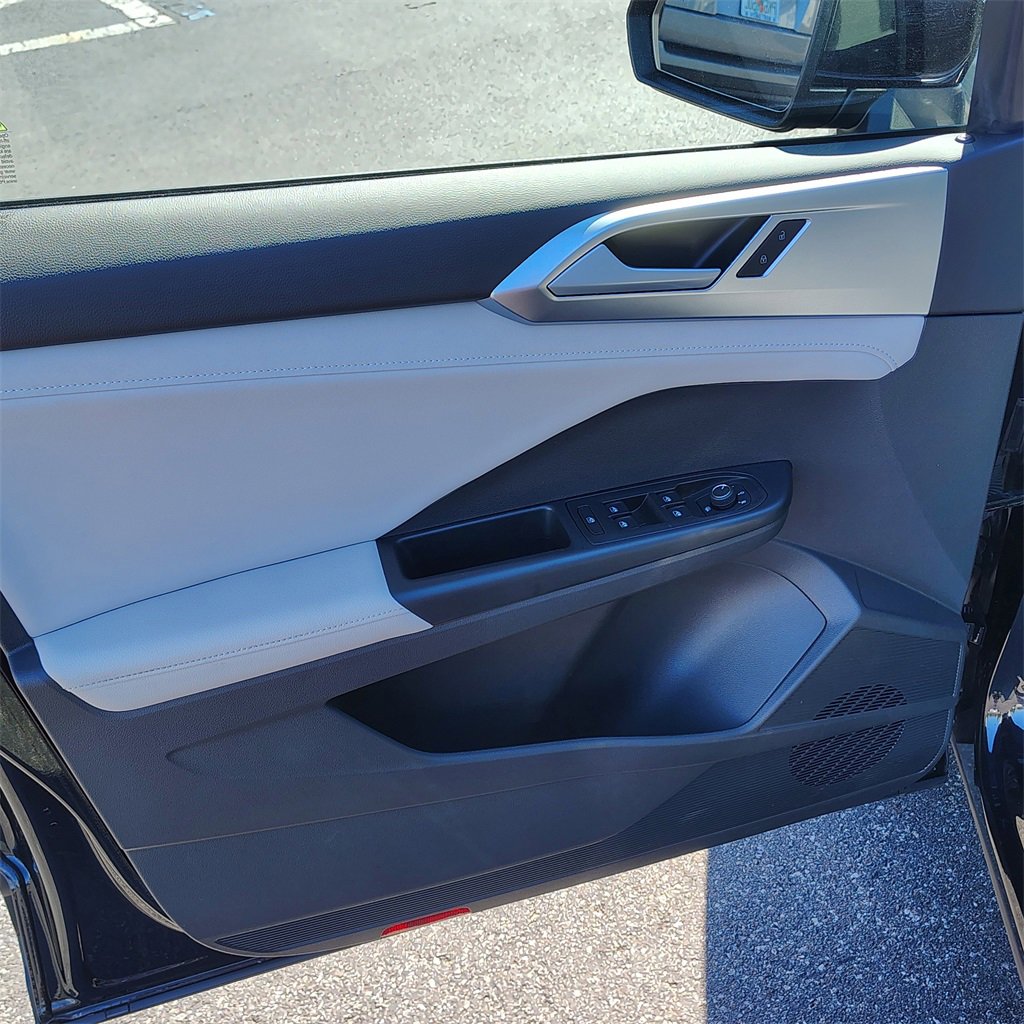 Certified 2025 Volkswagen Taos SE image 16