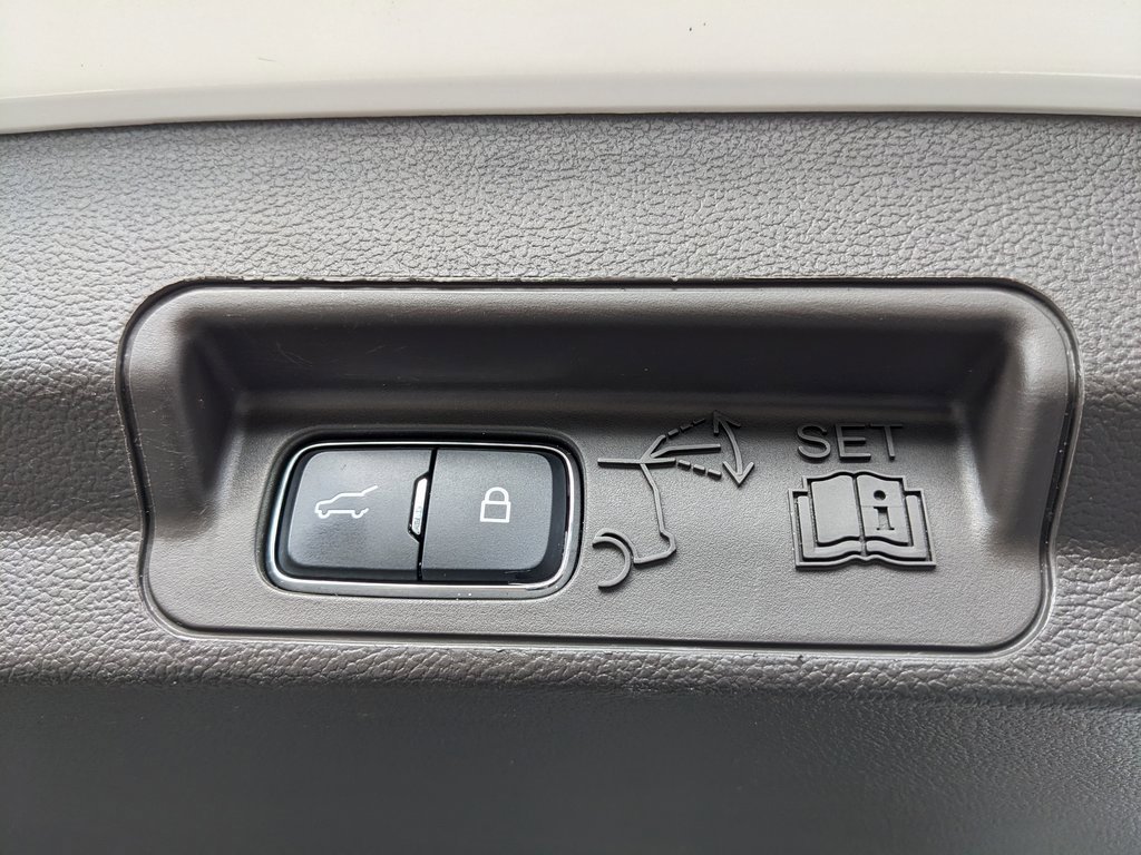 Used 2020 Ford Explorer Platinum w/ Premium Technology Package image 48