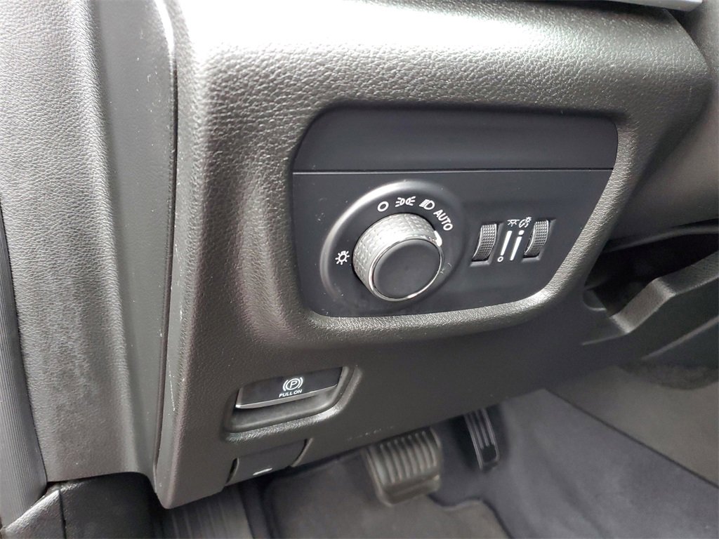 Used 2023 Jeep Grand Cherokee L Laredo image 9