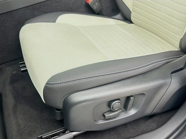 Used 2025 Land Rover Discovery Sport S image 21