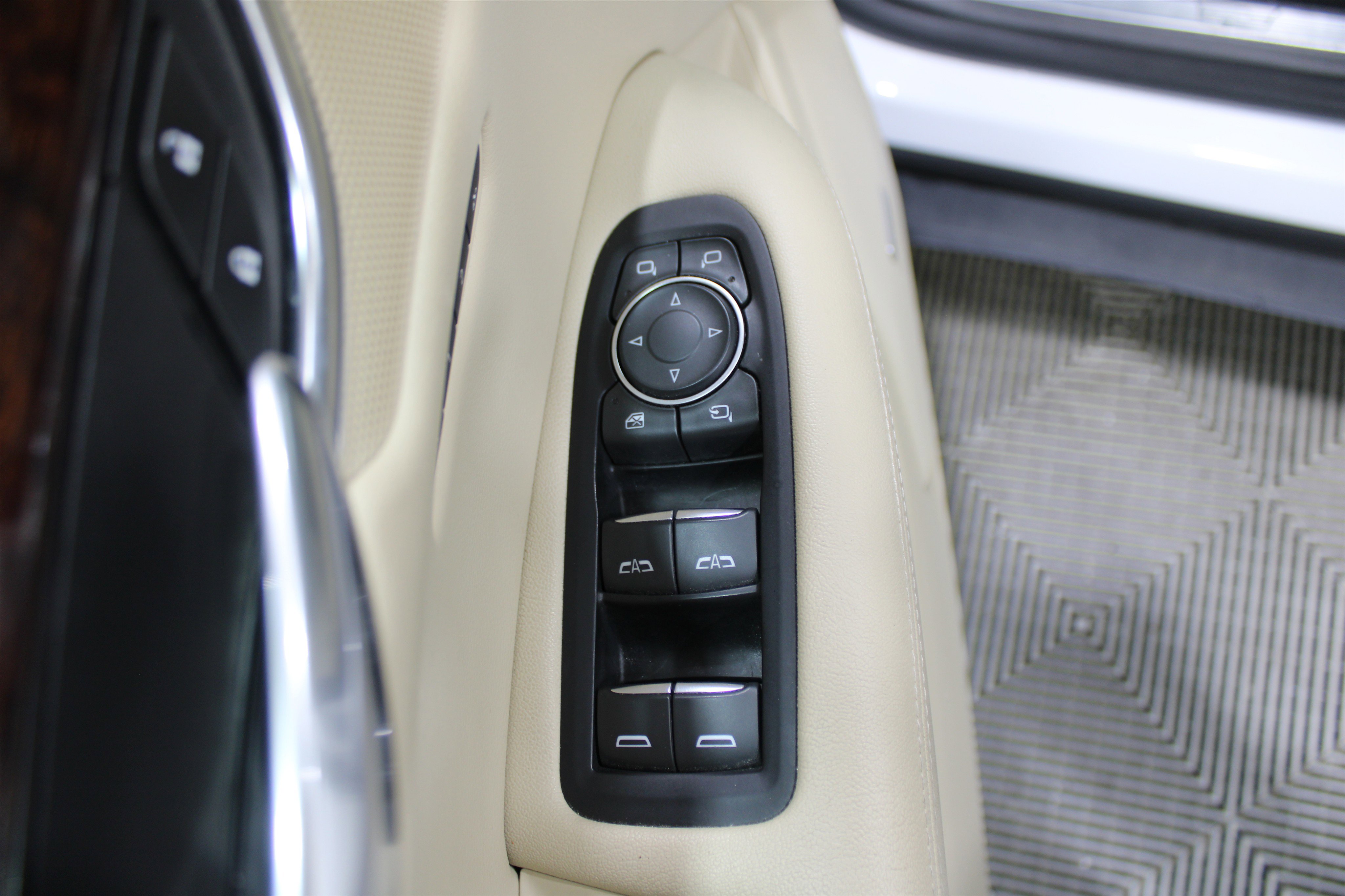 Used 2017 Cadillac XT5 Luxury w/ Driver Awareness Package image 7