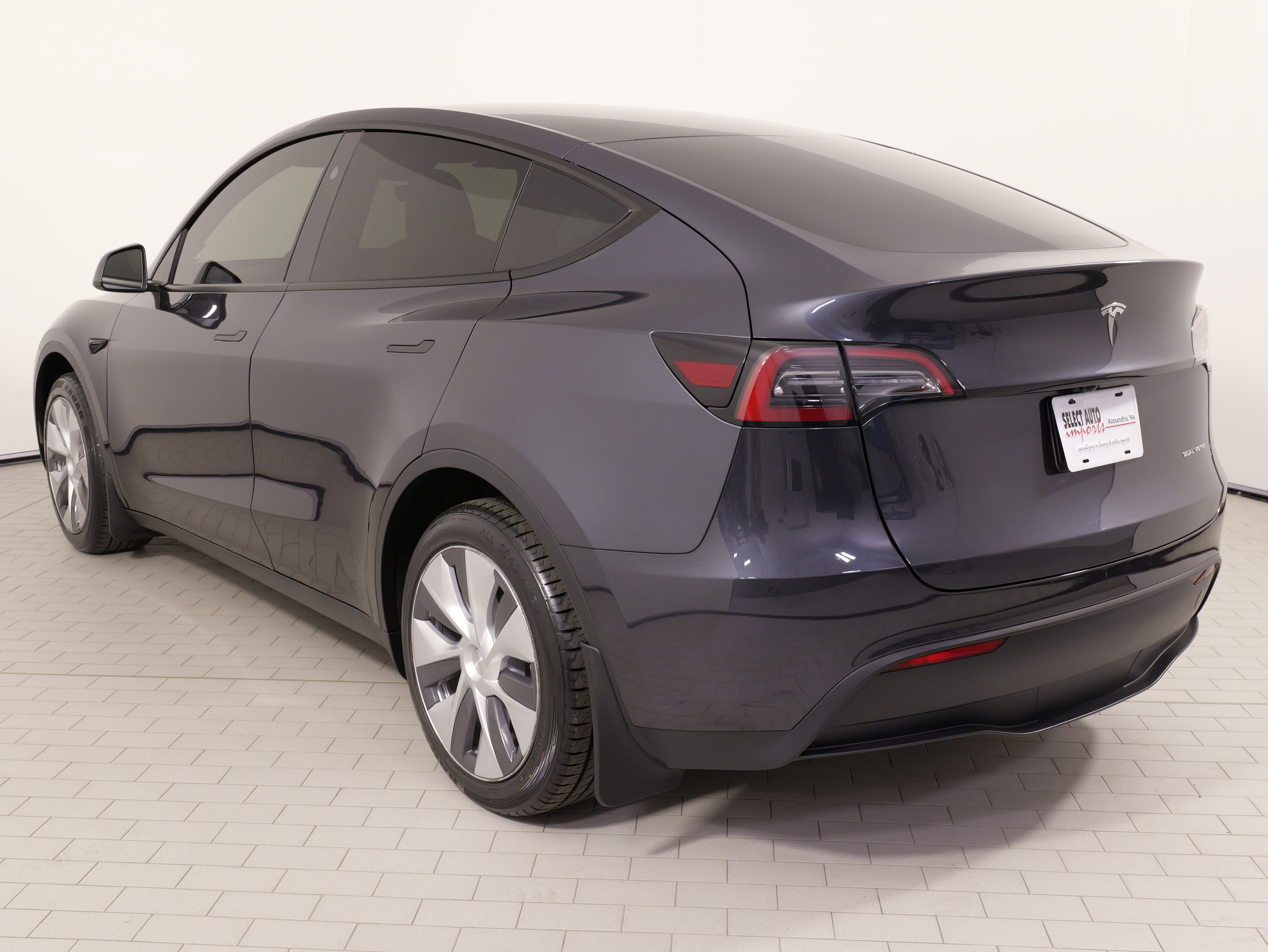 Used 2024 Tesla Model Y Long Range AWD/4WD image 16