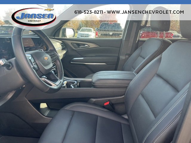 Used 2025 Chevrolet Traverse LT image 9