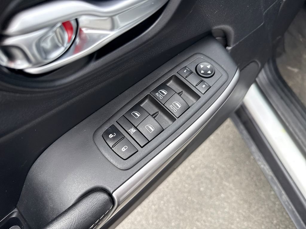 Used 2022 Jeep Cherokee Latitude Lux w/ Mopar Interior Package AWD/4WD image 13