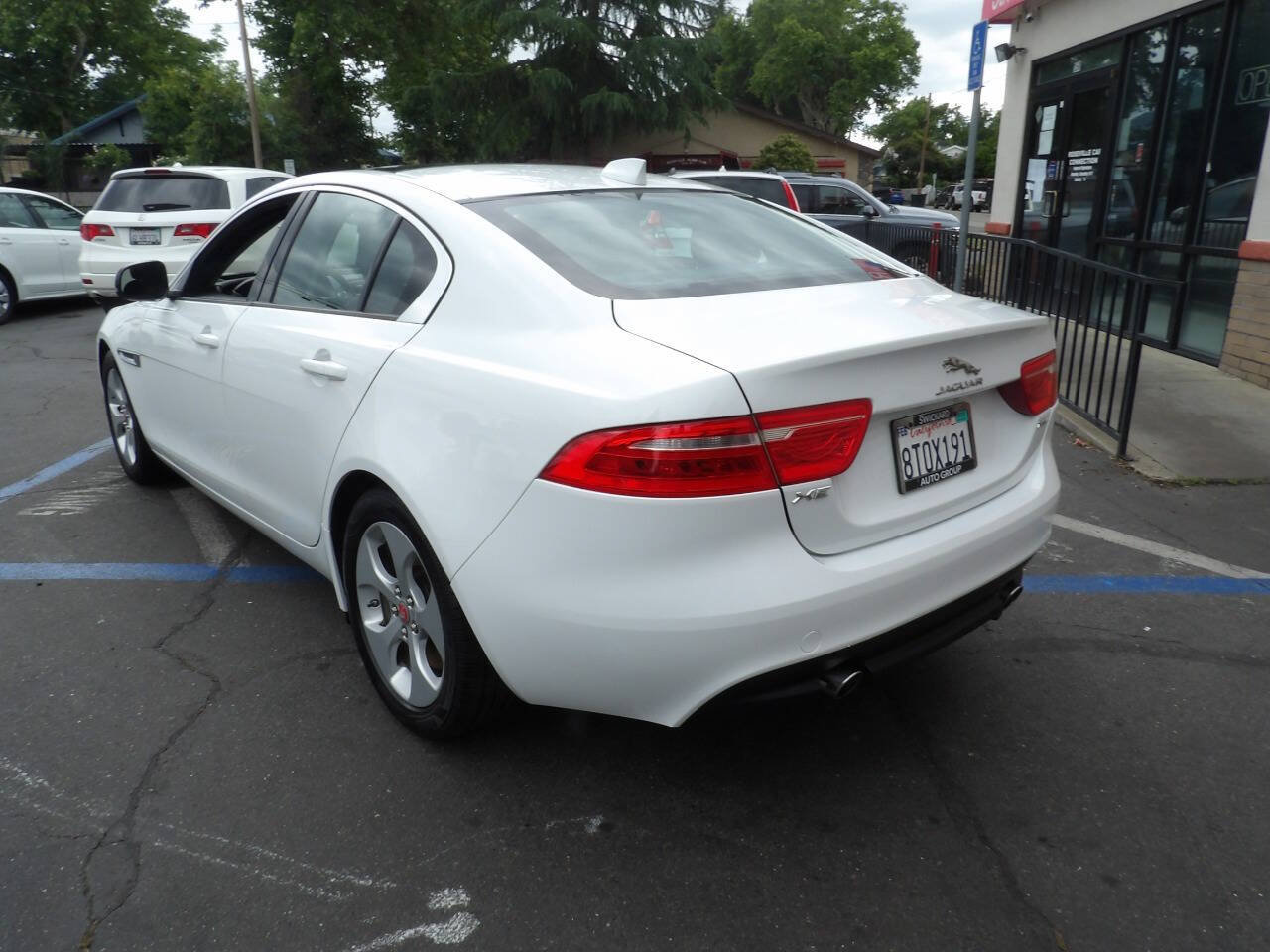 Used 2018 Jaguar XE RWD image 4