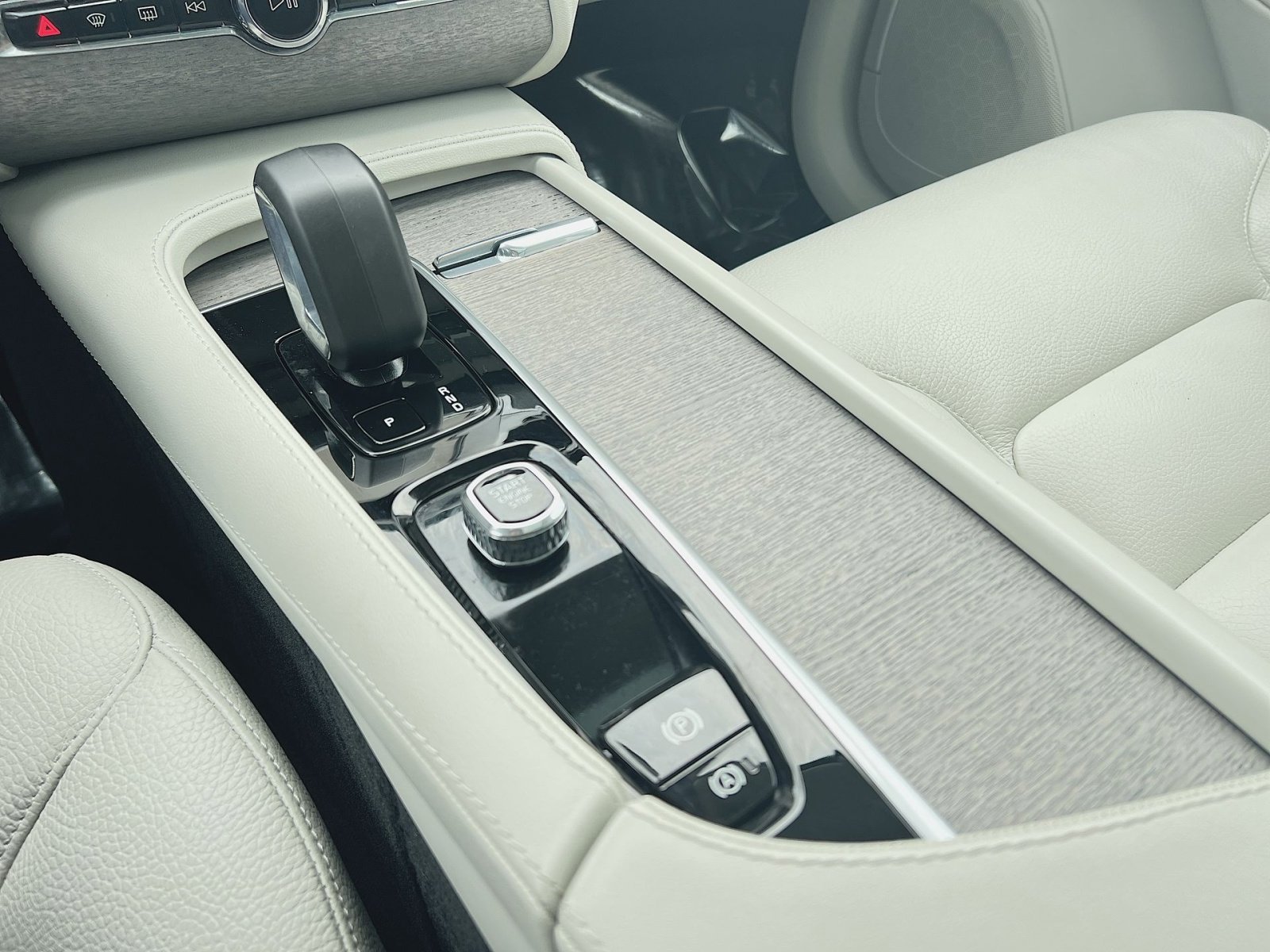 Used 2023 Volvo XC90 B5 Plus w/ Protection Package image 22