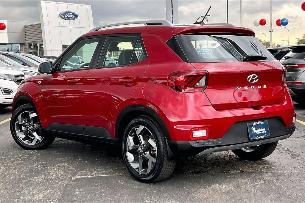 Used 2023 Hyundai Venue Limited FWD image 10