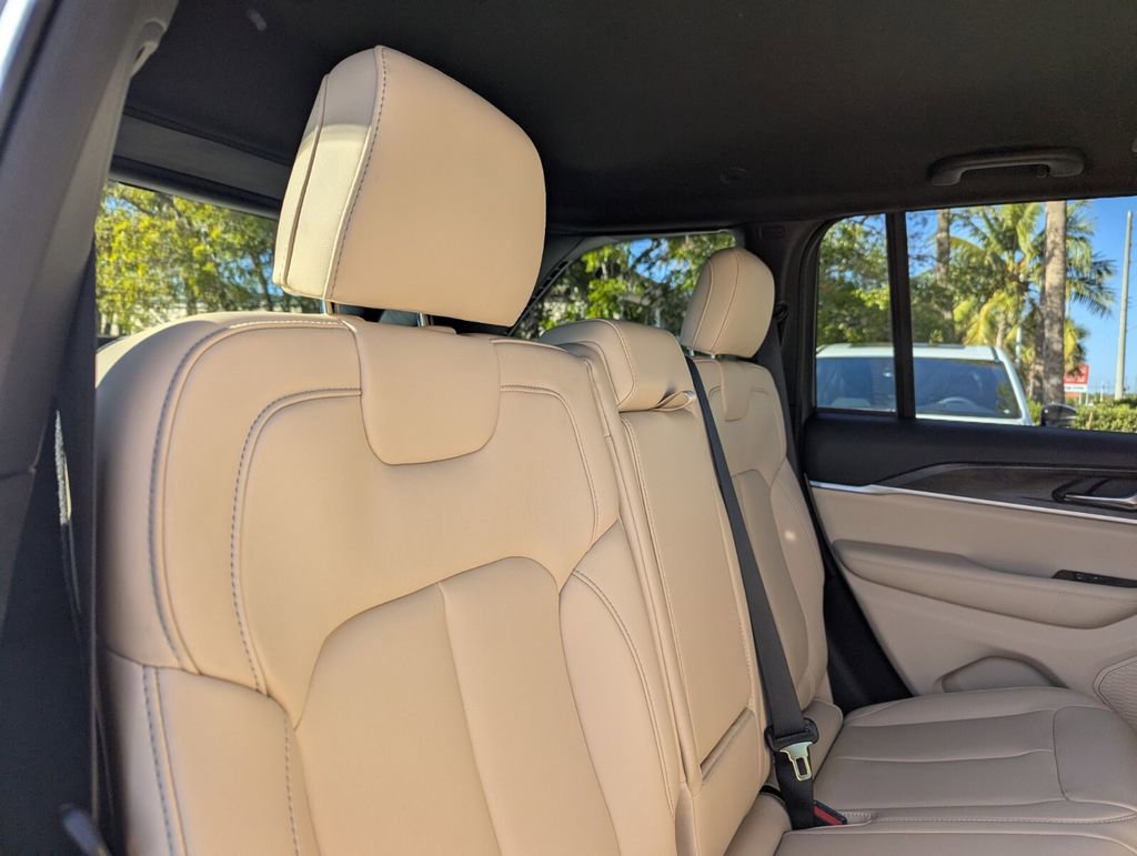 Used 2025 Jeep Grand Cherokee Limited image 14