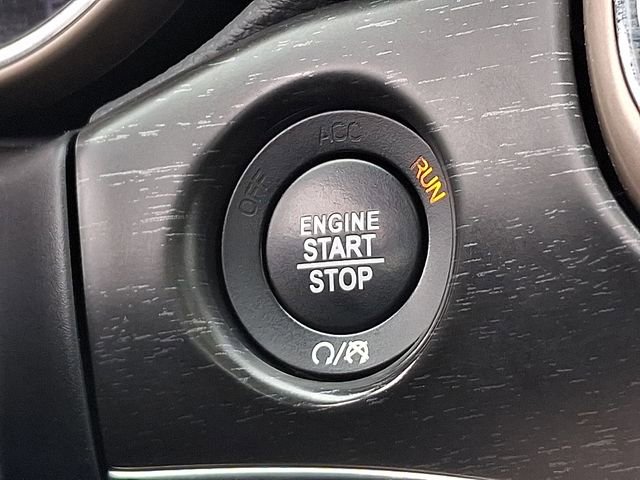 Used 2017 Jeep Grand Cherokee Limited image 24