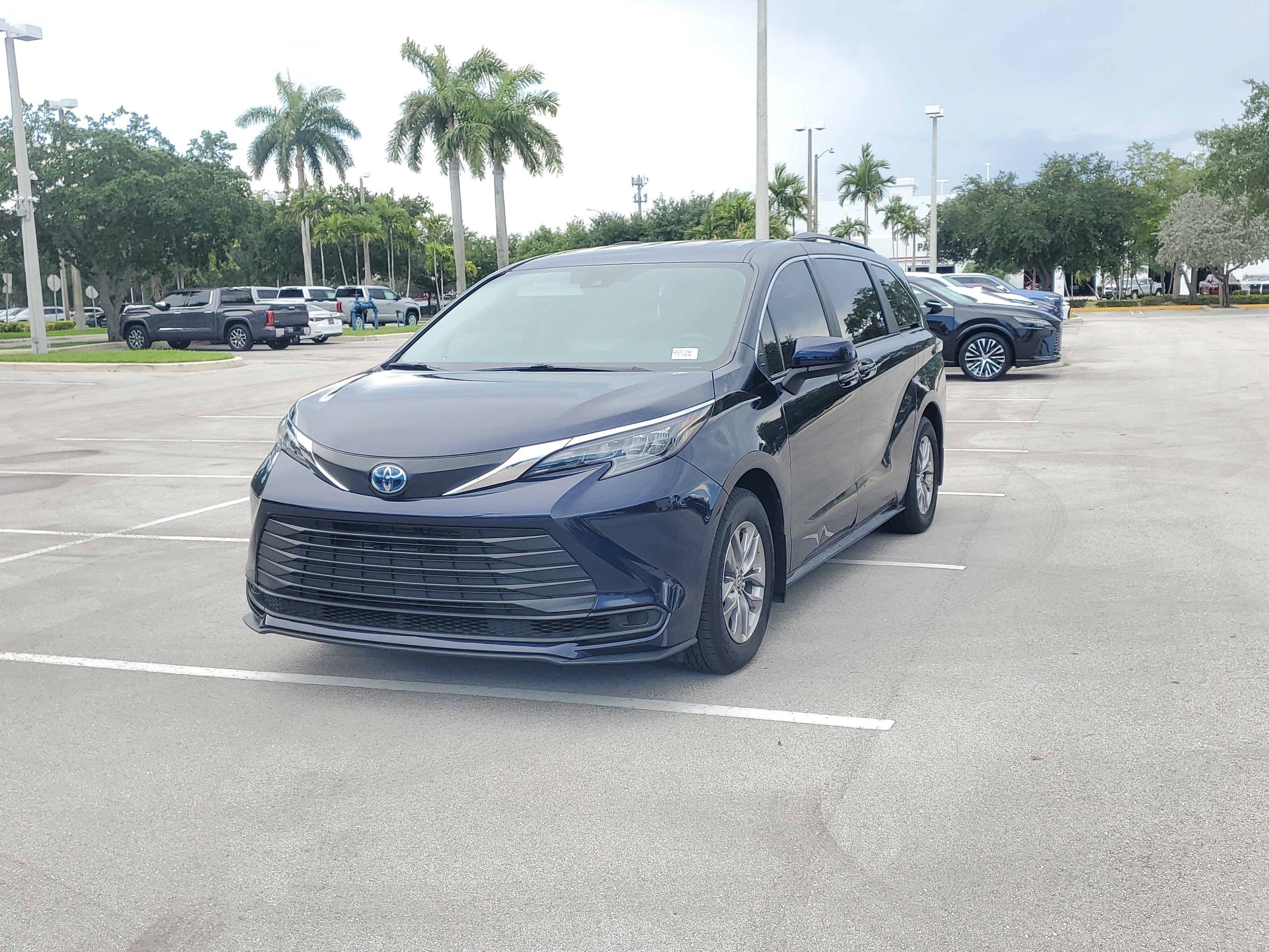 Used 2024 Toyota Sienna LE AWD/4WD image 7
