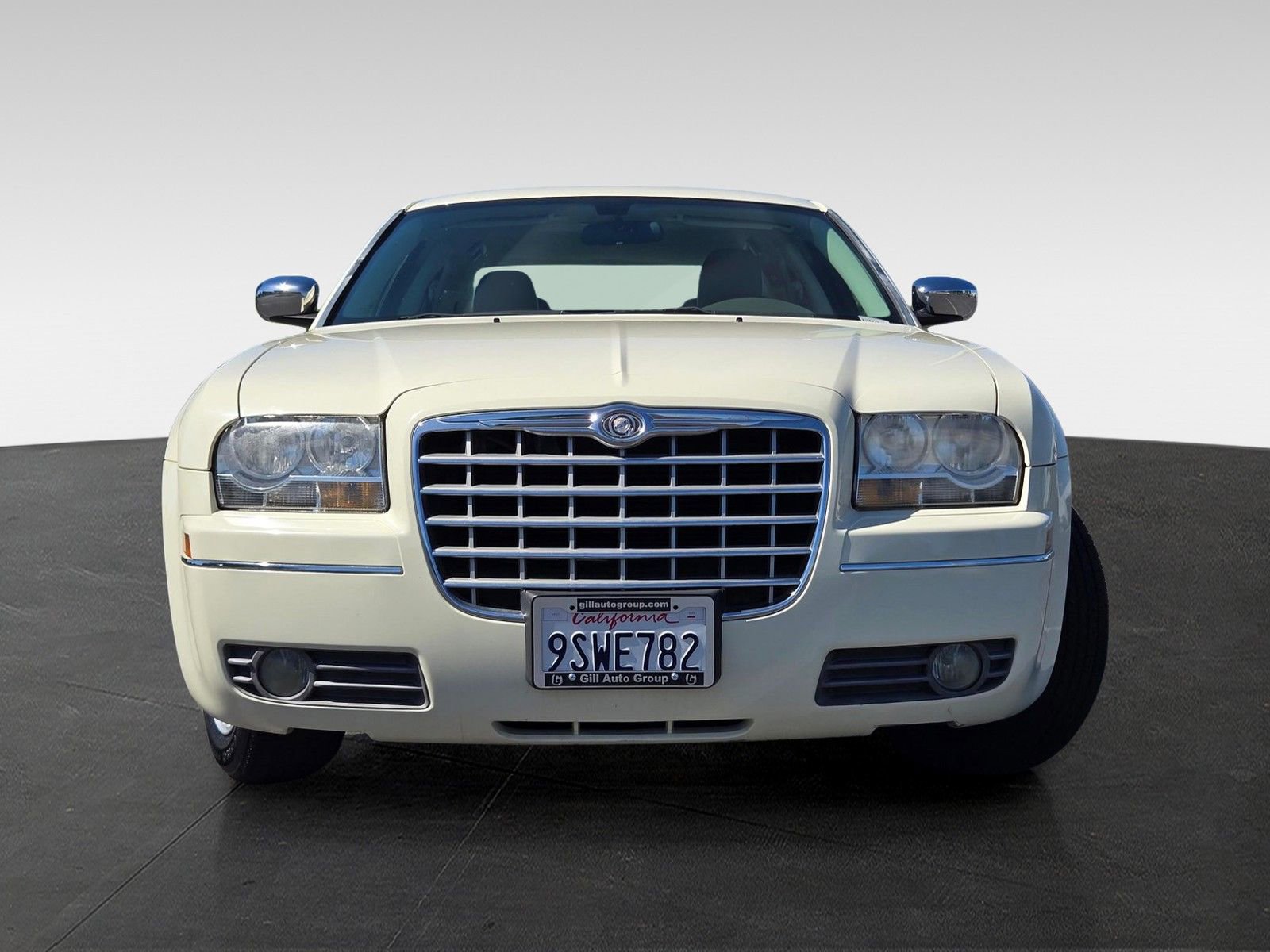 Used 2010 Chrysler 300 Touring RWD image 2