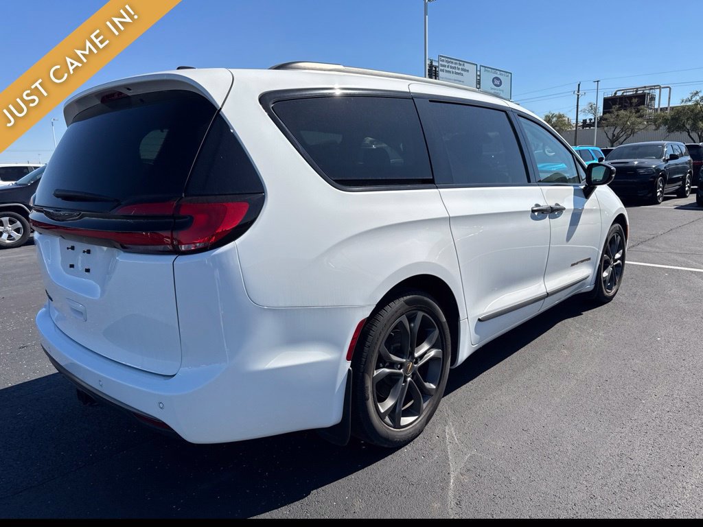 Used 2024 Chrysler Pacifica Touring-L w/ Uconnect Theater Family Group FWD image 5