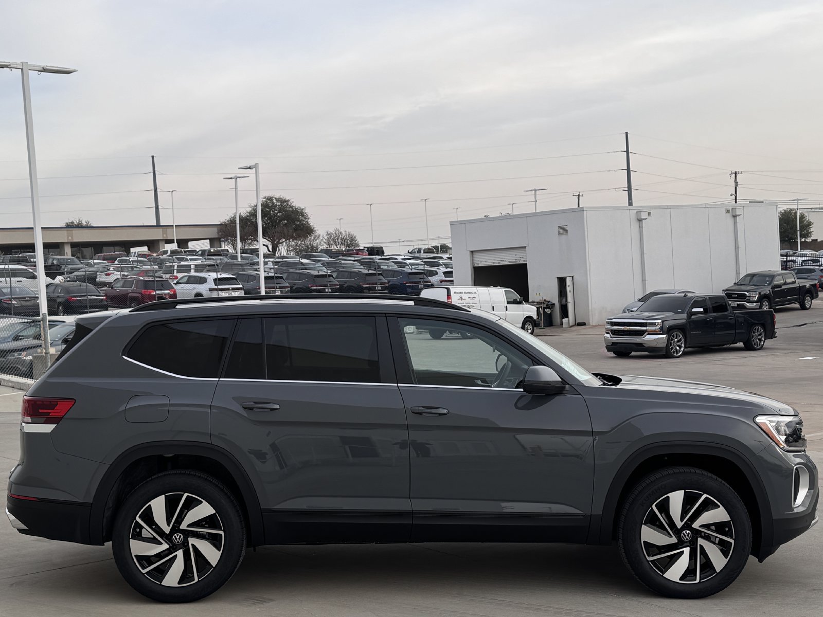 New 2026 Volkswagen Atlas SE FWD image 3