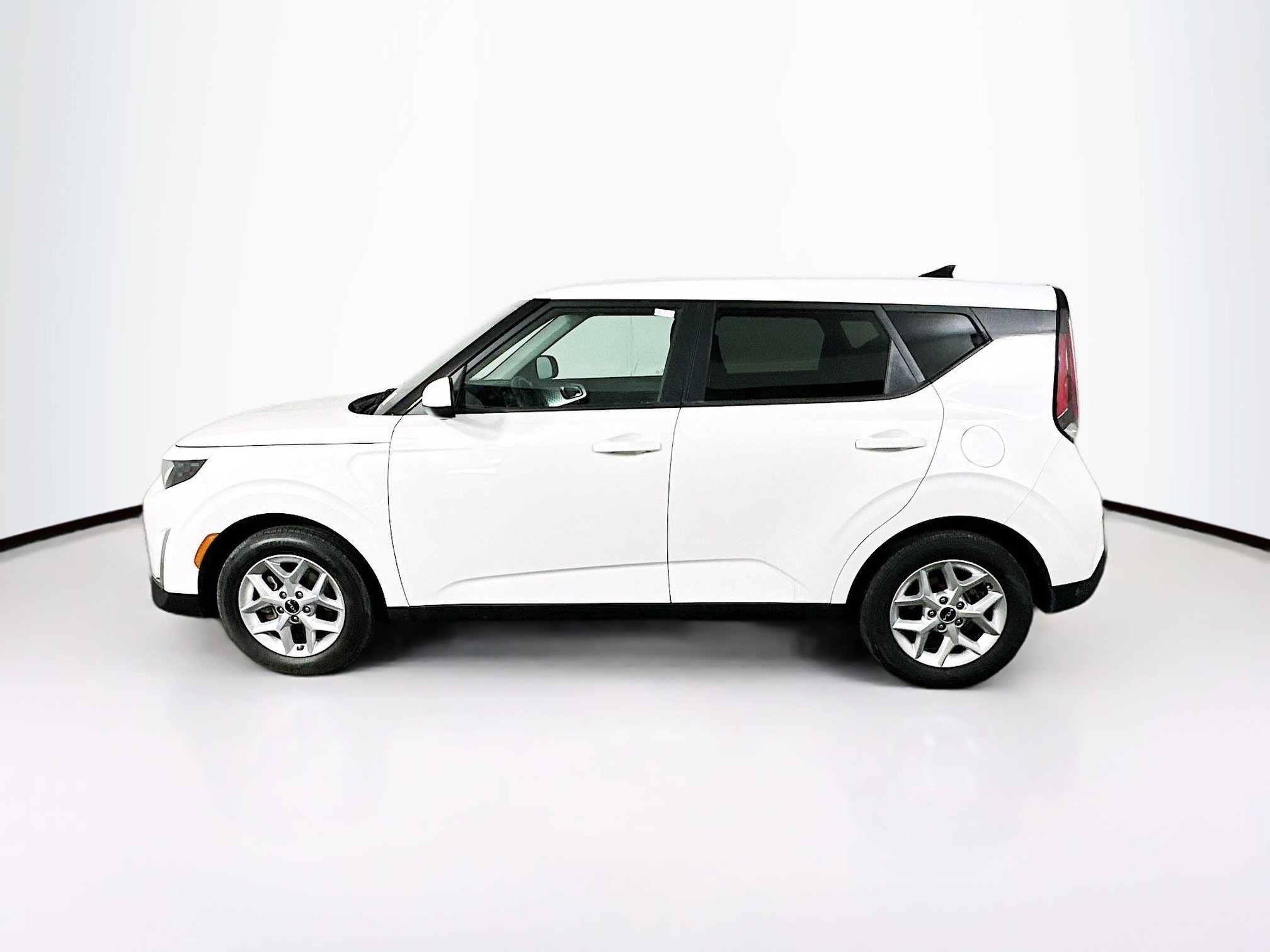Used 2025 Kia Soul LX w/ LX Technology Package FWD image 4