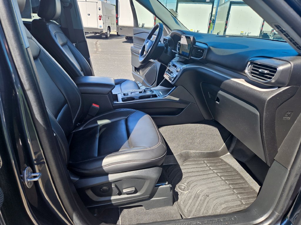 Used 2023 Ford Explorer XLT w/ Equipment Group 202A AWD/4WD image 29