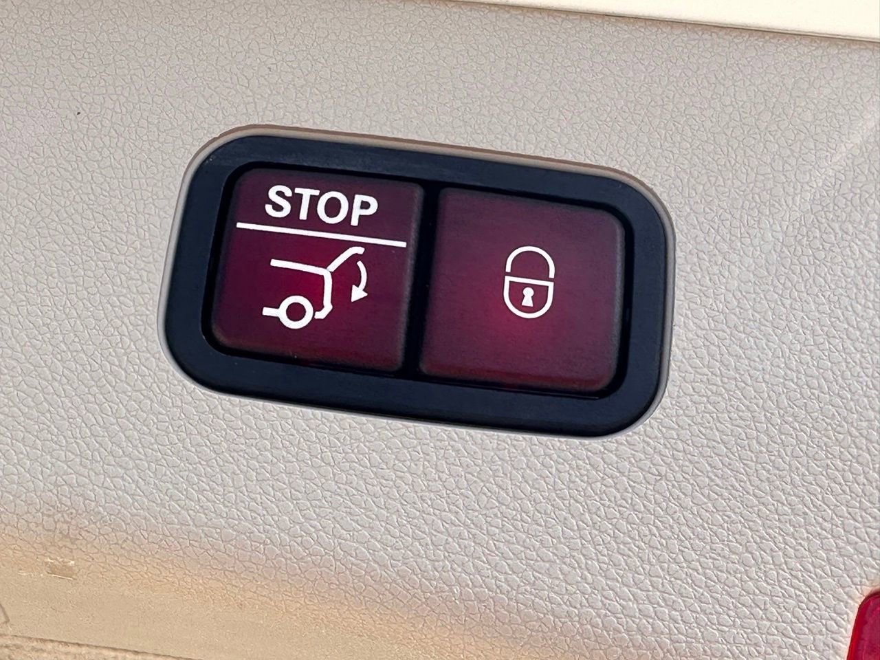 Used 2014 Mercedes-Benz E 350 4MATIC Wagon image 16