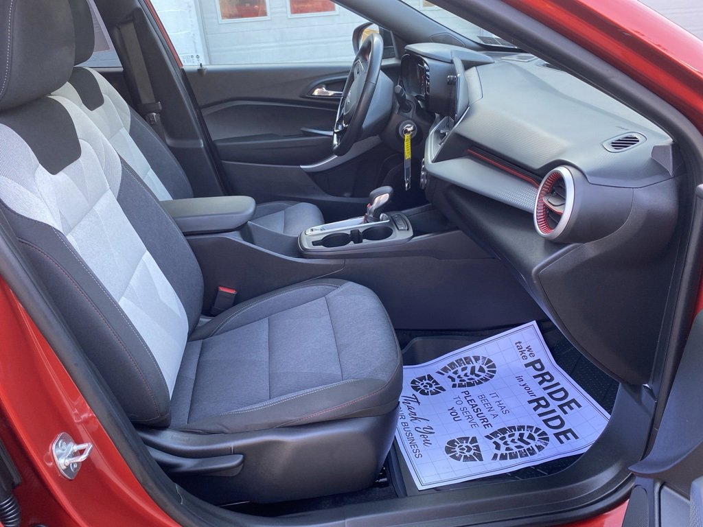 Used 2024 Chevrolet Trax RS w/ Sunroof Package image 12