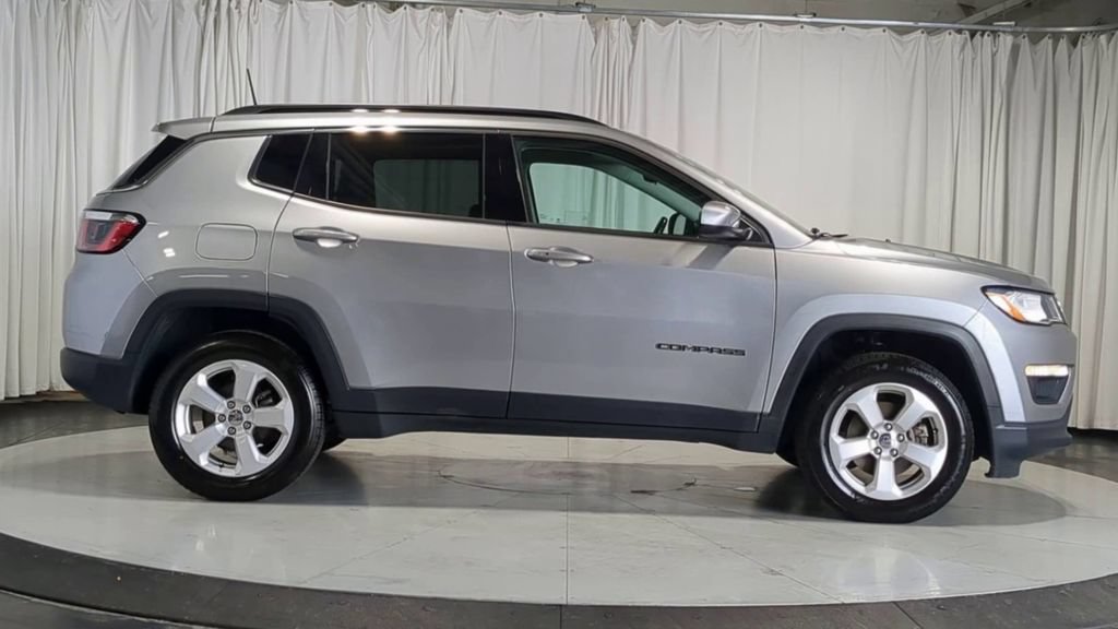 Used 2020 Jeep Compass Latitude w/ Cold Weather Group AWD/4WD image 11