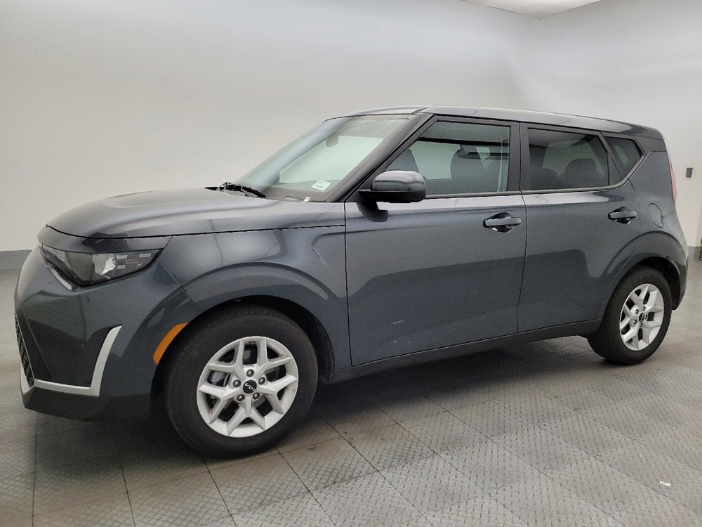 Used 2025 Kia Soul LX image 2