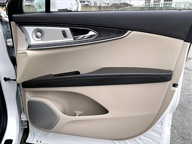 Used 2020 Lincoln Nautilus Reserve w/ Equipment Group 202A image 12