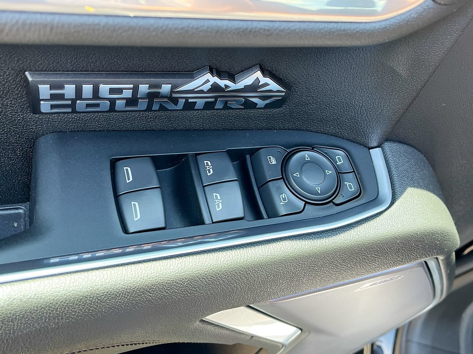 Used 2025 Chevrolet Silverado 1500 High Country AWD/4WD image 18