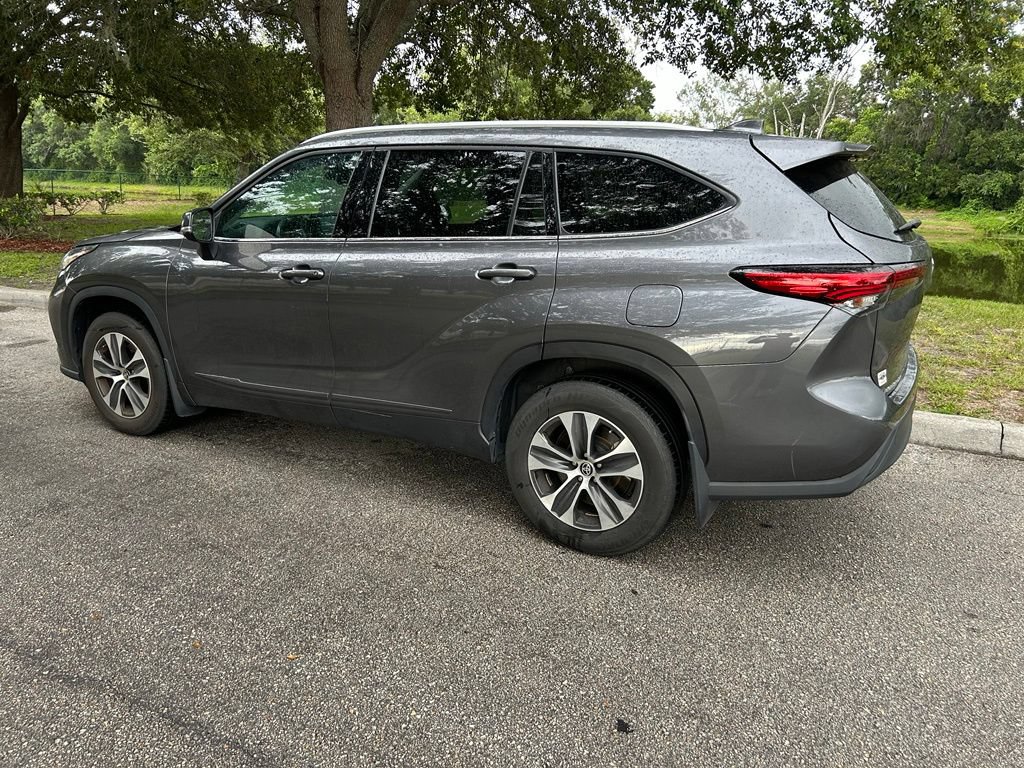 Used 2022 Toyota Highlander XLE AWD/4WD image 4