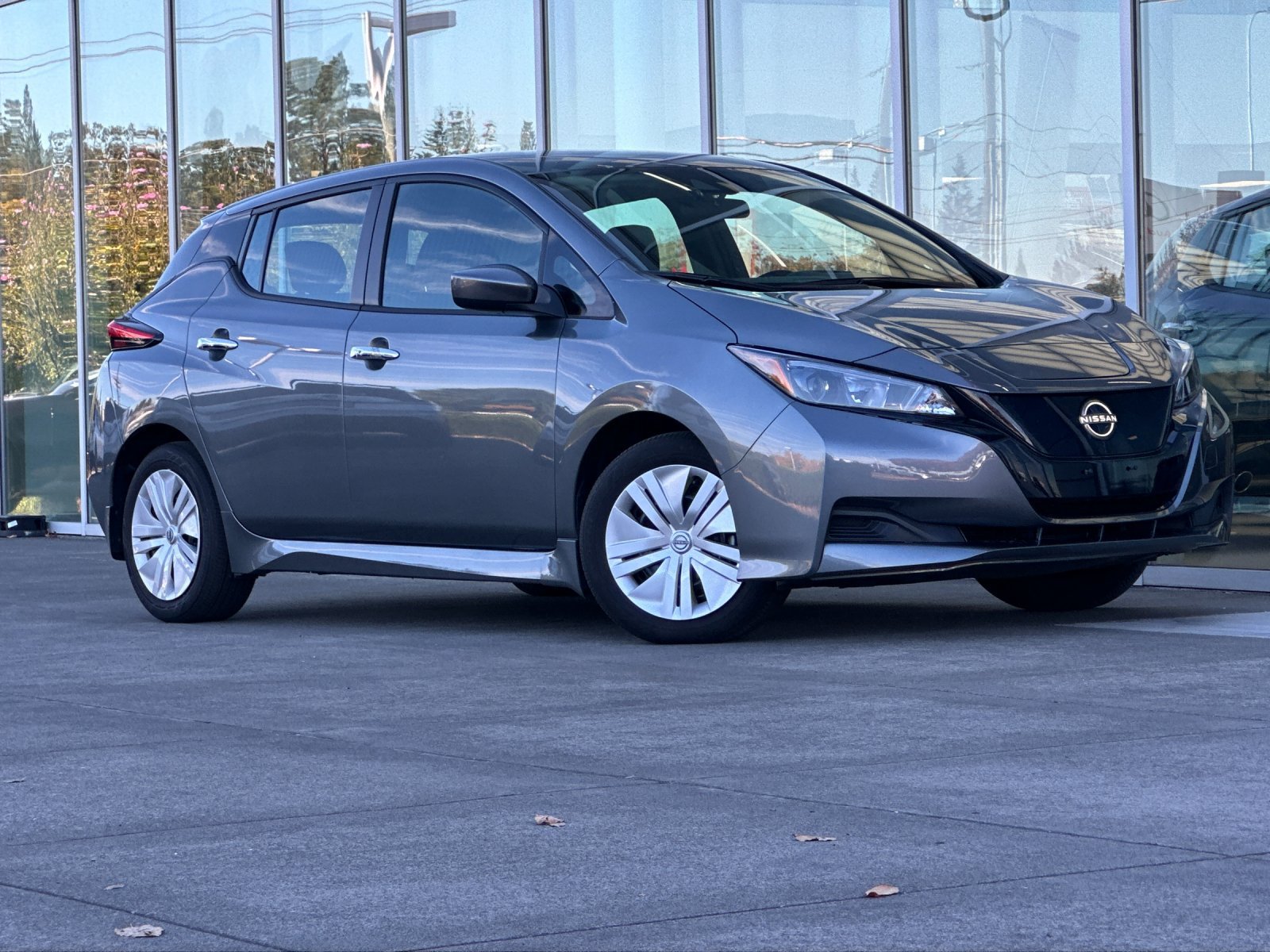 Used 2025 Nissan Leaf S FWD image 2