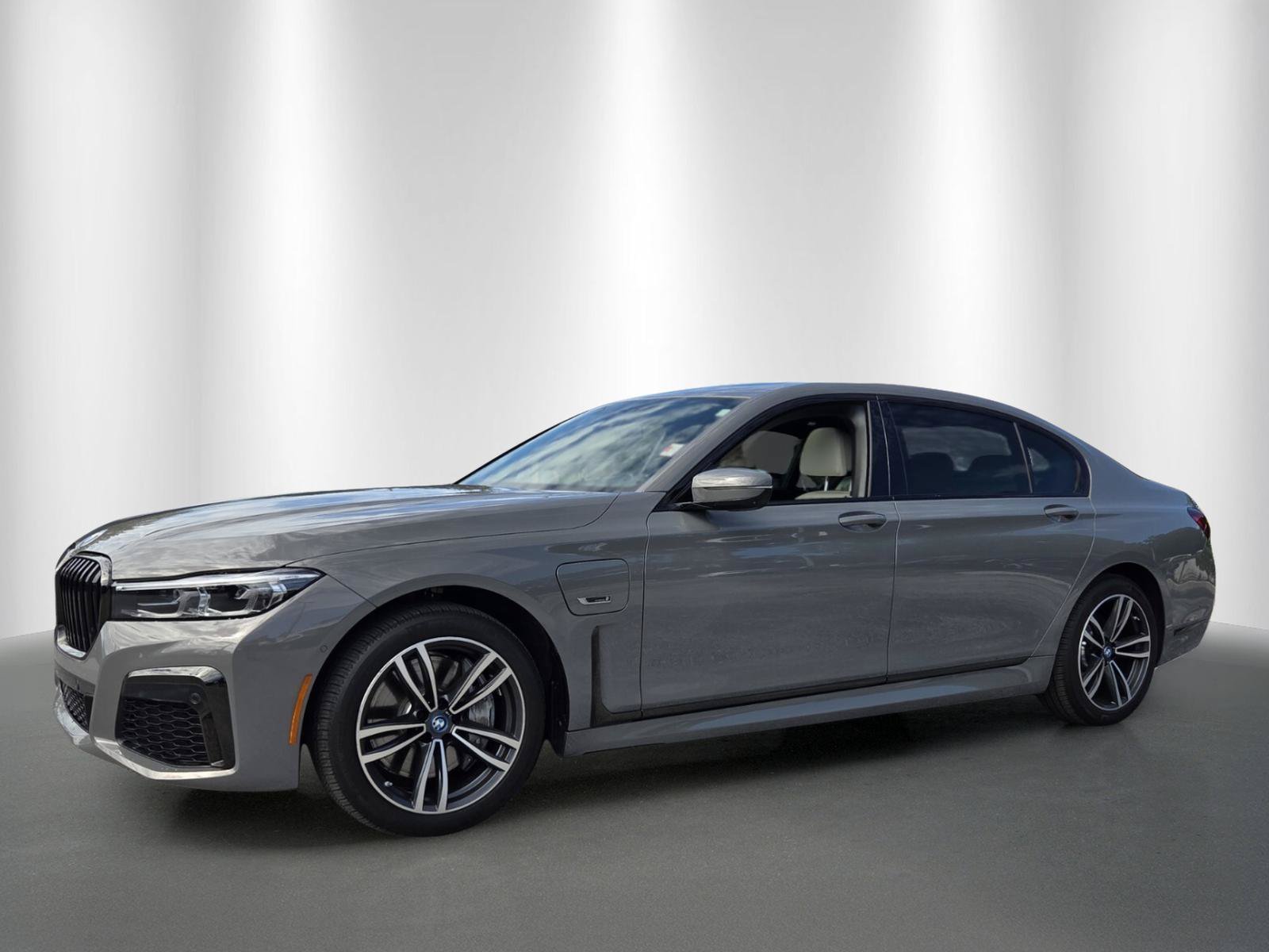 Used 2022 BMW 745e xDrive w/ M Sport Package AWD/4WD image 3