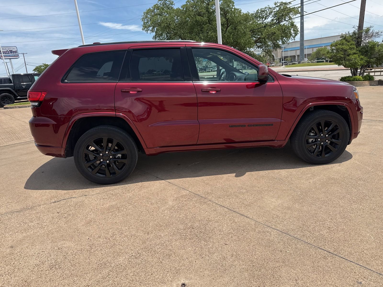 Used 2020 Jeep Grand Cherokee Altitude AWD/4WD image 7