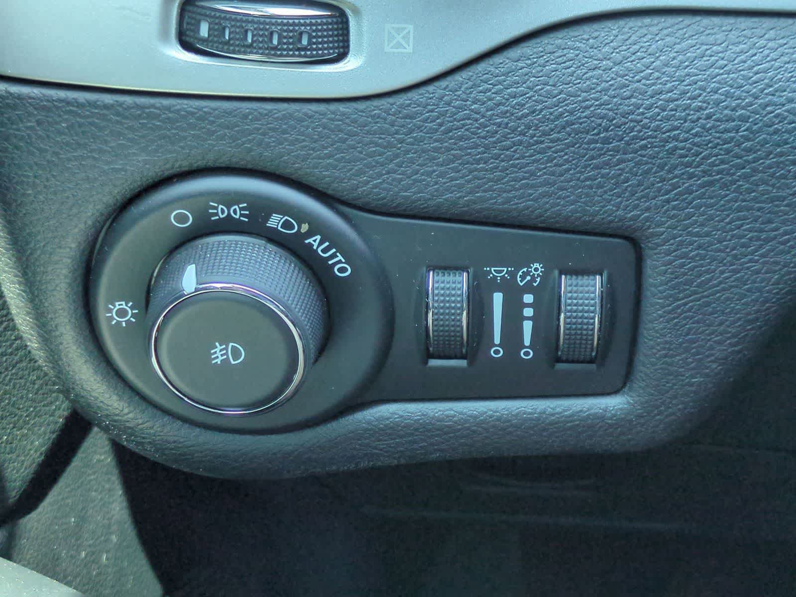 Used 2018 Jeep Cherokee Latitude Plus w/ Cold Weather Group FWD image 28