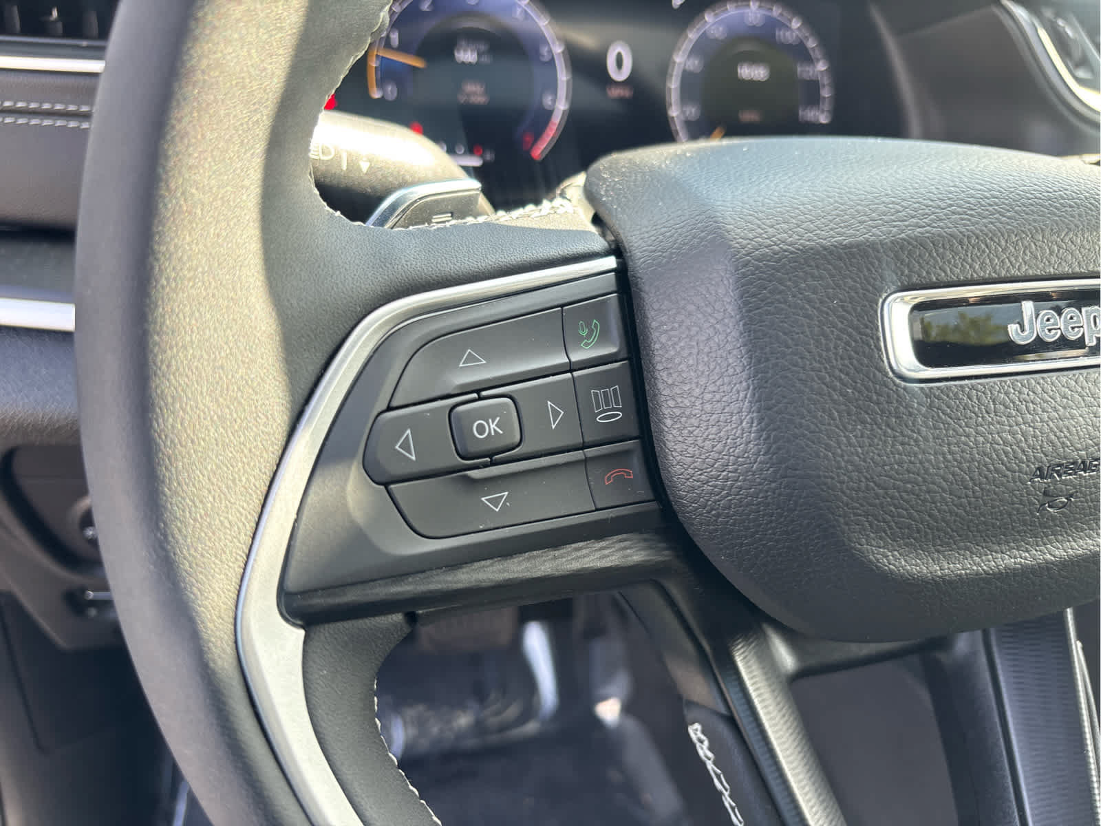 Used 2025 Jeep Grand Cherokee Altitude AWD/4WD image 19