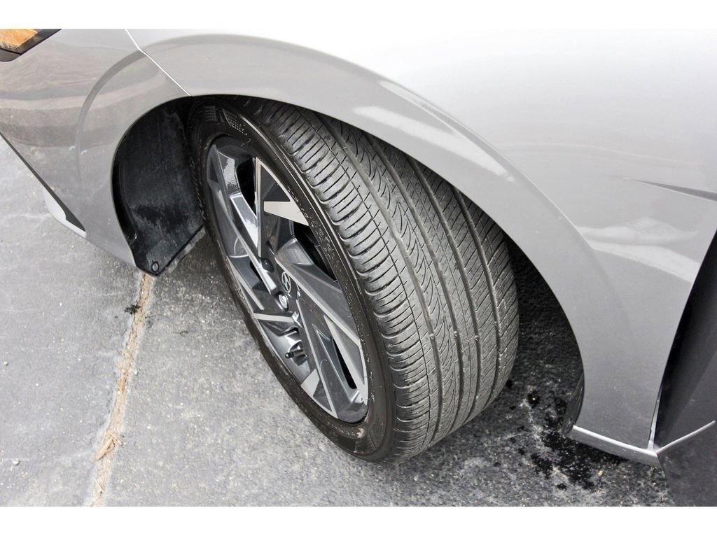 Certified 2025 Hyundai Elantra Sport image 33