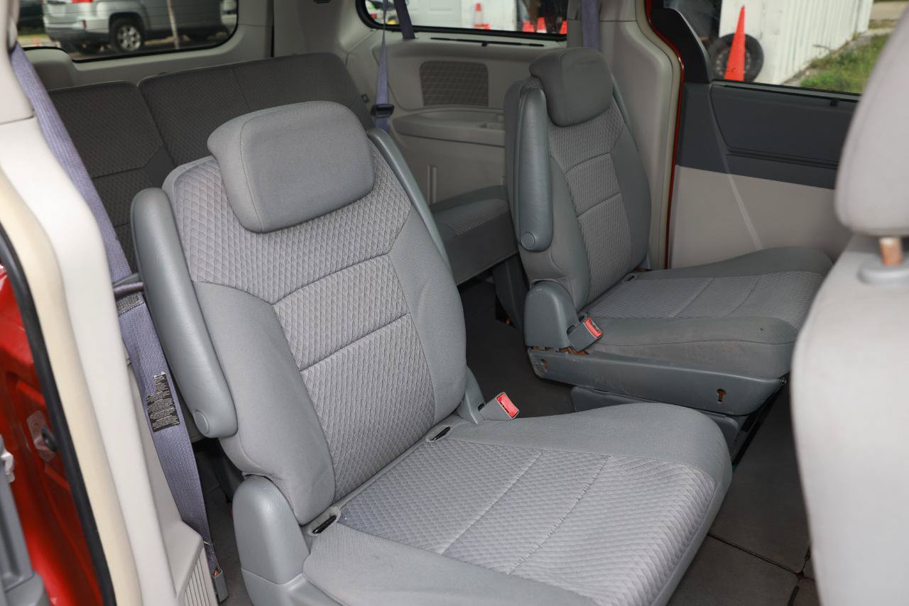 Used 2008 Chrysler Town & Country Touring w/ Entertainment Group #2 FWD image 12