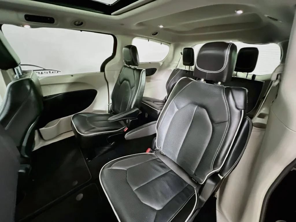 Used 2023 Chrysler Pacifica Limited FWD image 26