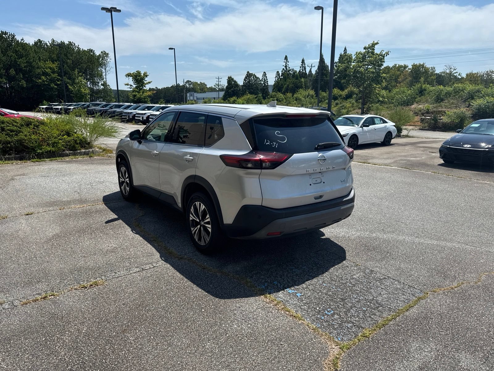 Used 2021 Nissan Rogue SV FWD image 3