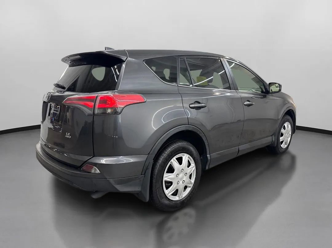 Used 2018 Toyota RAV4 LE image 10