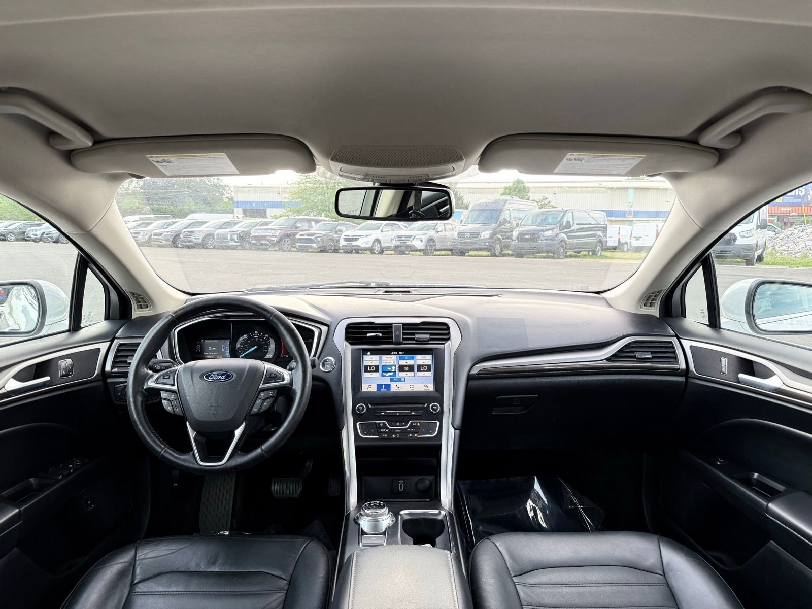 Used 2018 Ford Fusion SE w/ Equipment Group 602A FWD image 2